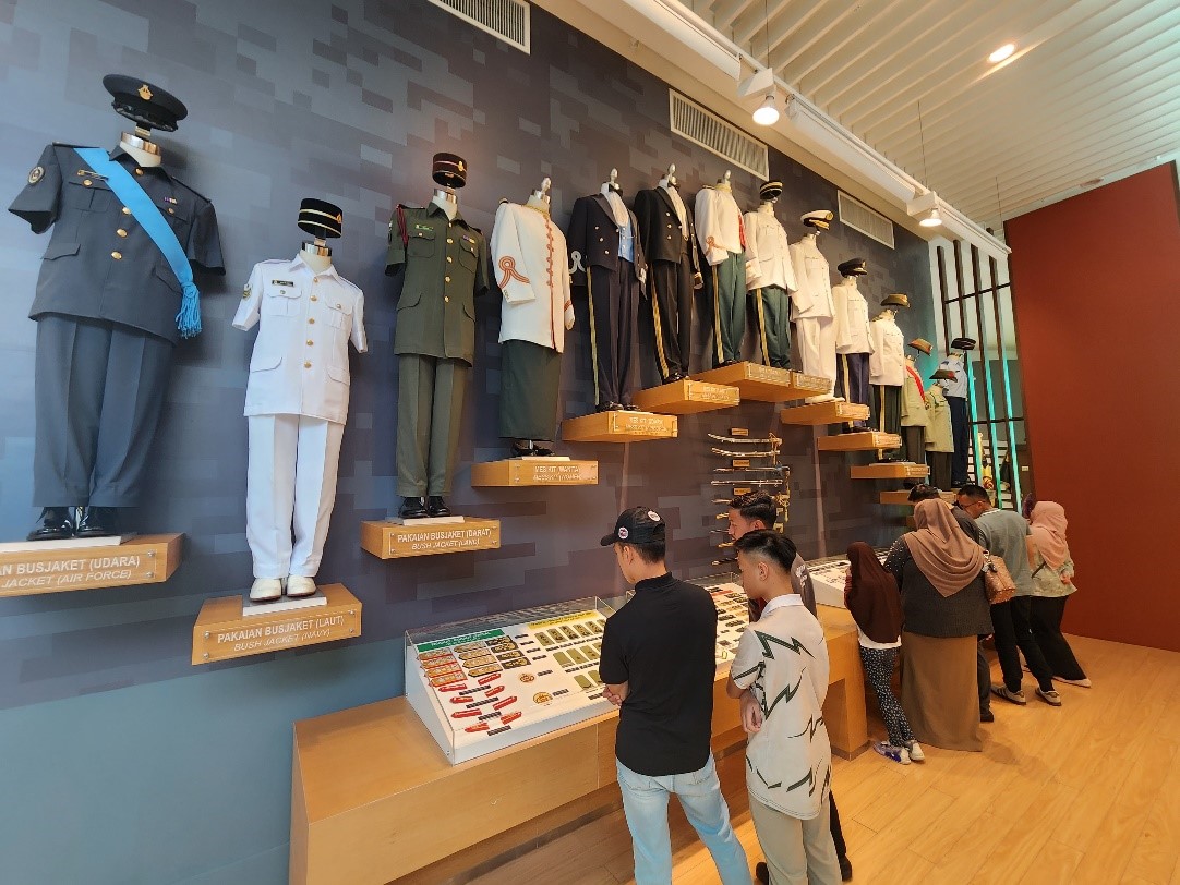 News Headlines - ROYAL GUARDS REGIMENT RBLF VISITS RBAF MUSEUM...