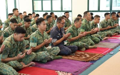 HALAQAH WITH DEPUTY COMMANDER OF ROYAL BRUNEI LAND FORCE AT BANGAR CAMP.