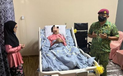 HANDING OVER SPECIAL TREATMENT EQUIPMENT TO LANCE CORPORAL MD IWAN NURUL HAFIZAN BIN HAJI REMLI