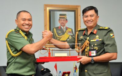 THE COMMANDER OF ROYAL BRUNEI LAND FORCE RECEIVES JOINT CALL FROM OUTGOING AND INCOMING DEFENCE ATTACHÉS OF INDONESIA TO BRUNEI DARUSSALAM
