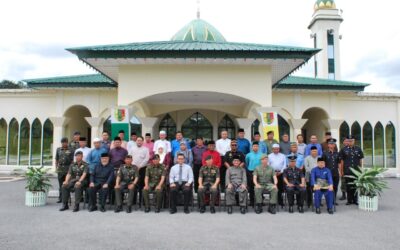 LUNCH WITH THE ACTING DISTRICT OFFICER, MEMBER OF LEGISLATIVE COUNCIL, HEADS OF MUKIM AND VILLAGES, GOVERNMENT OFFICERS OF TEMBURONG DISTRICT AND COMMANDING OFFICER OF LAKIUN CAMP SAF IN CONJUNCTION WITH THE ROYAL BRUNEI LAND FORCE 57th ANNIVERSARY