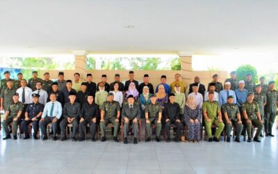 LUNCH WITH THE DISTRICT OFFICER, MEMBERS OF LEGISLATIVE COUNCIL, HEADS OF MUKIM AND VILLAGES AND GOVERNMENT OFFICERS OF TUTONG DISTRICT IN CONJUNCTION WITH THE ROYAL BRUNEI LAND FORCE 57th ANNIVERSARY