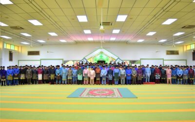 IFTAR WITH FORMER COMMANDING OFFICER AND REGIMENT SERGANT MAJOR OF FIRST BATTALION, ROYAL BRUNEI LAND FORCE