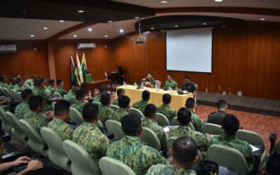 COMMANDER OF ROYAL BRUNEI LAND FORCE MEETS OFFICERS AND PERSONNEL OF SECOND BATTALION, ROYAL BRUNEI LAND FORCE